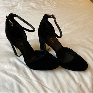 Black and Gold Lulu’s Heels